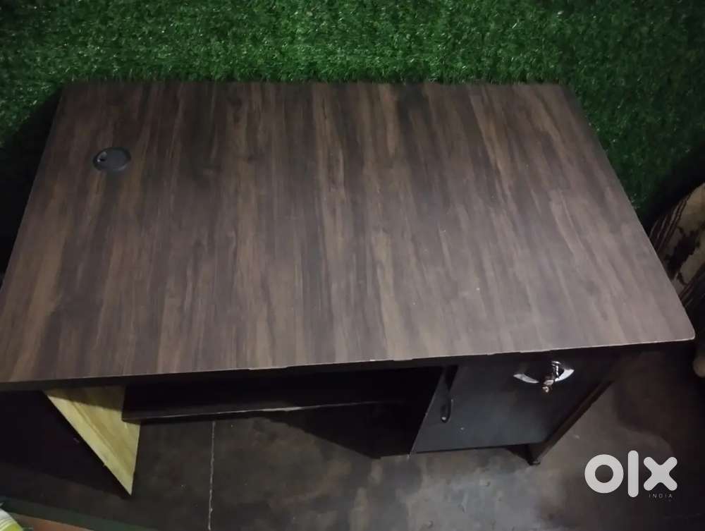 Computer table