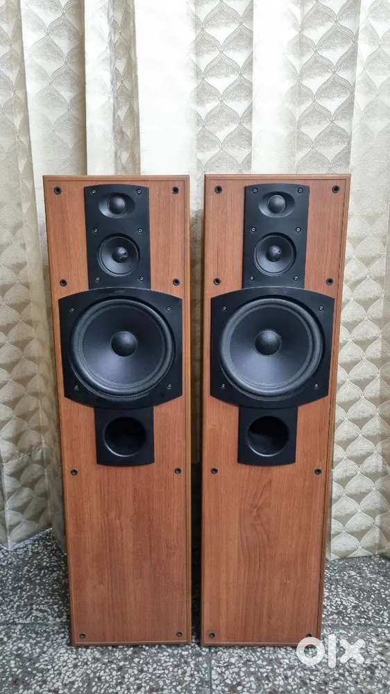 Jamo E570 tower speakers in brilliant condition