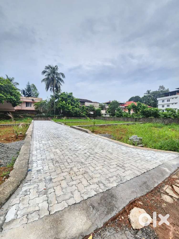 PLOT FOR SALE AT KAKKANAD MGO QURTERS
