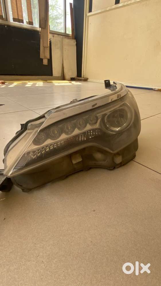 Fortuner 2 head lights good condition