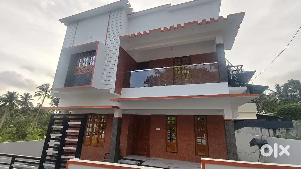 BEUTIFUL NEW HOUSE 4BHK NEAR MANNANTHALA JN  LAND 4 CENT  VER CLOSE