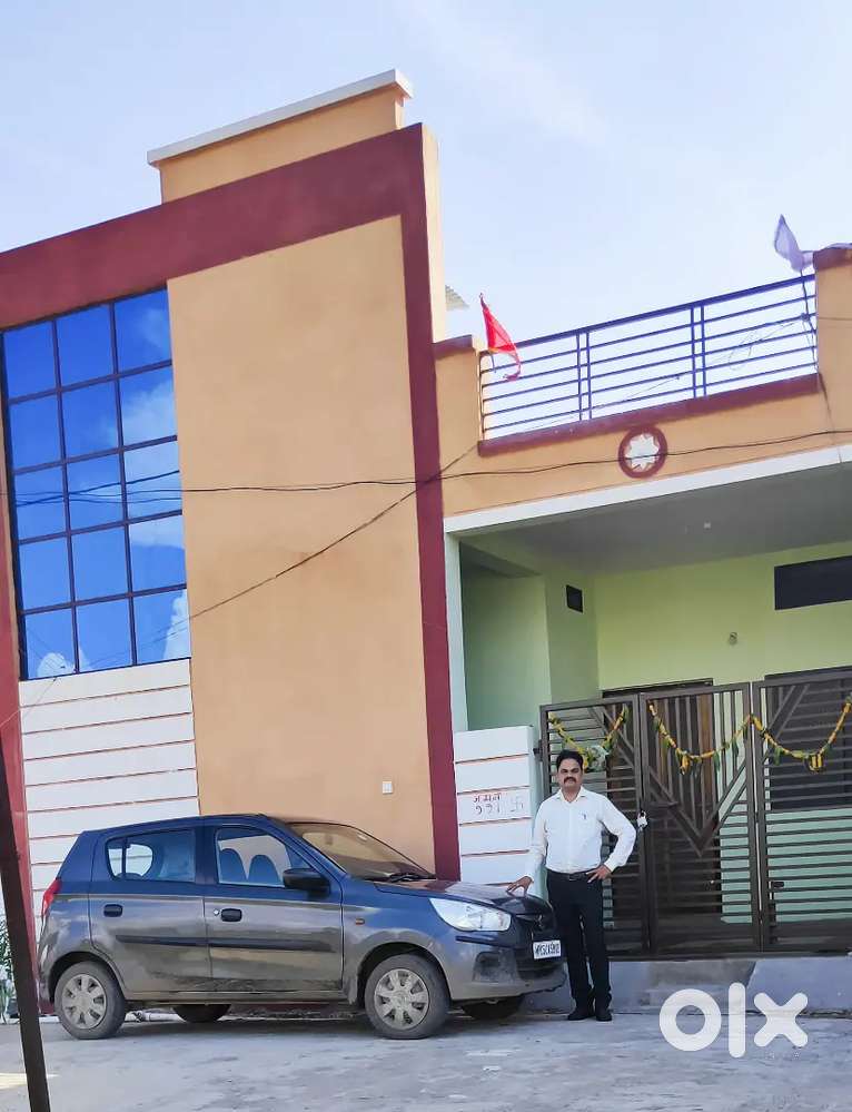 मकान बेचना है। 1000 sq ft। पूर्व मुखी। इटारसी हाईवे पर स्थित ।
