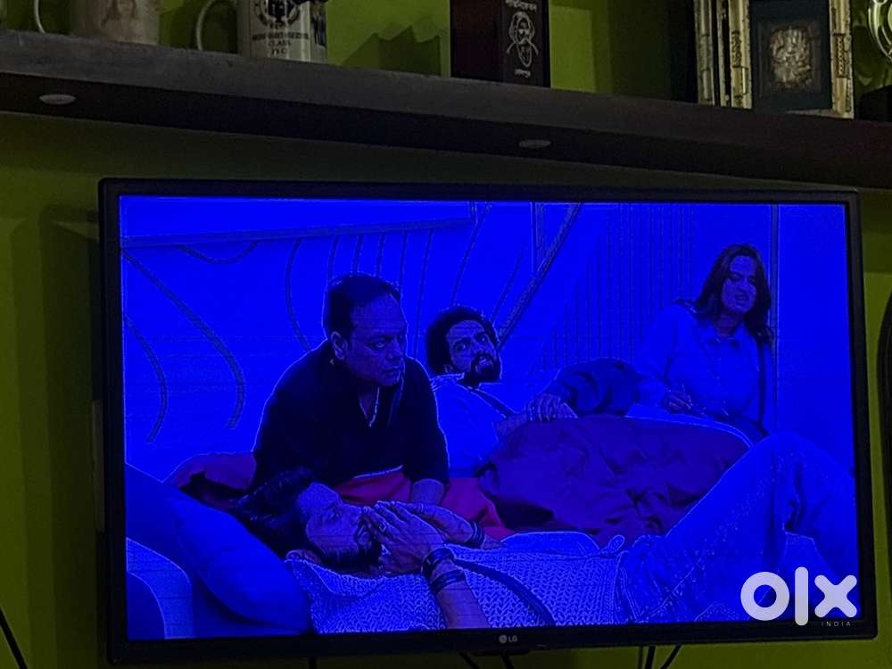 Tv in a good working condition just few lines are visible sometimes