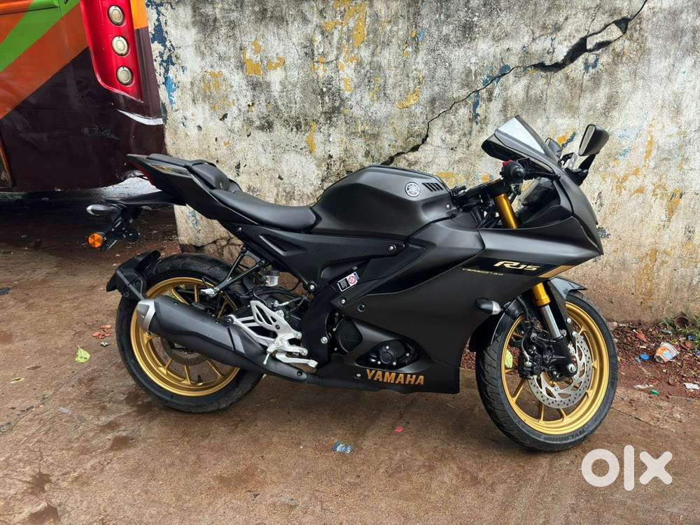 R15 v4 scratchless bike .