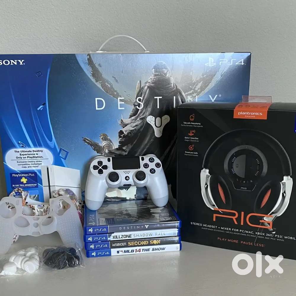 PS4 Glacier White 500GB Bundle (2 controllers, 4 games, headset)