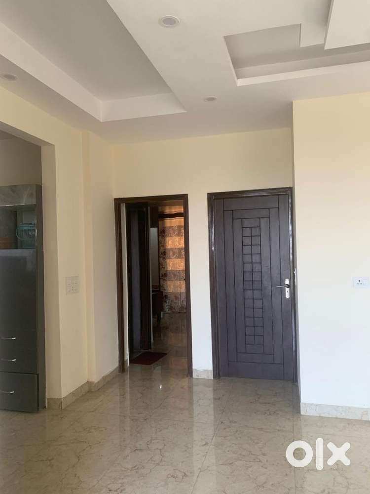 ONLY FOR WORKING GIRL SEMI FURNISHED FLAT IN SEC 80