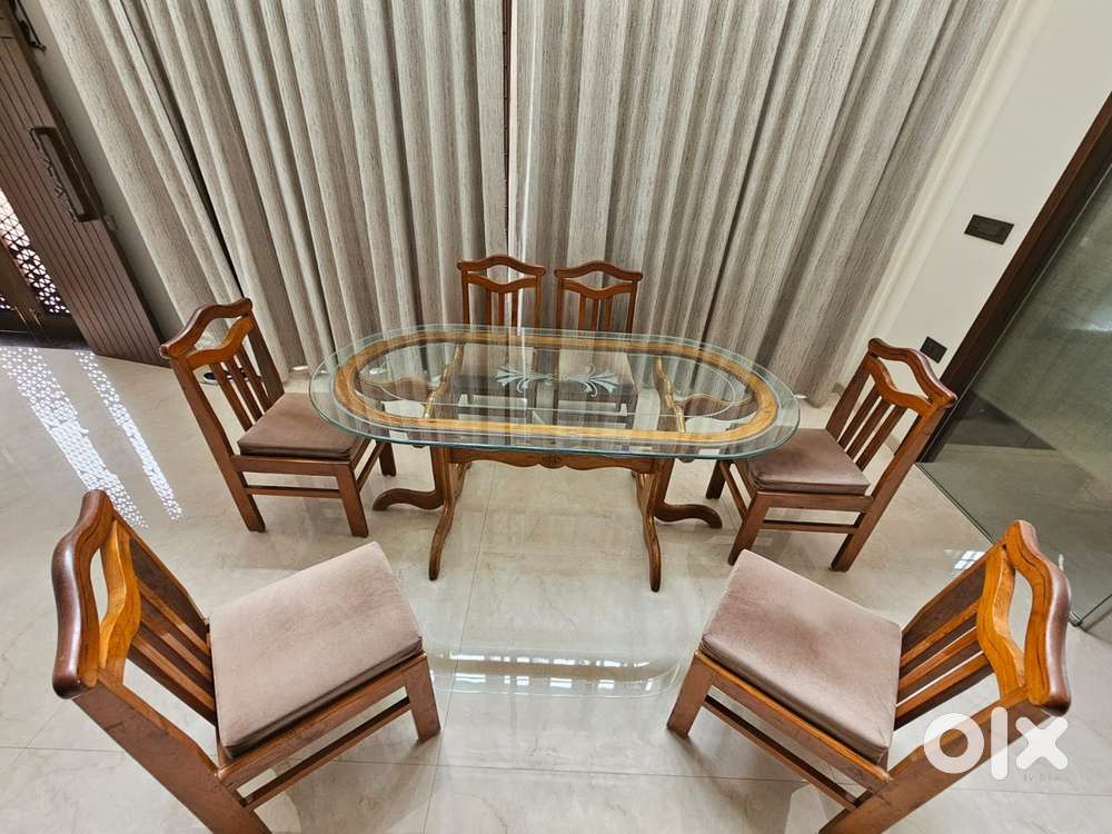 6 seater wooden dining table (non negotiable price)