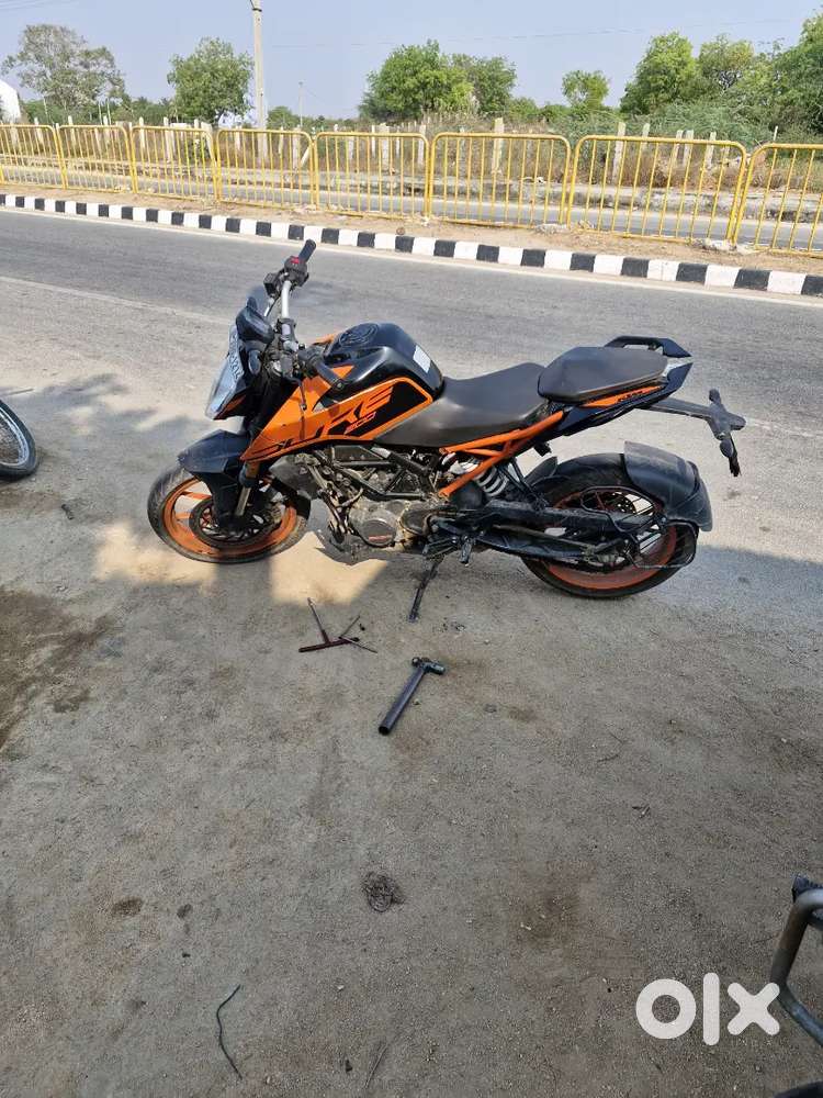 6 service  finished less driven showroom records