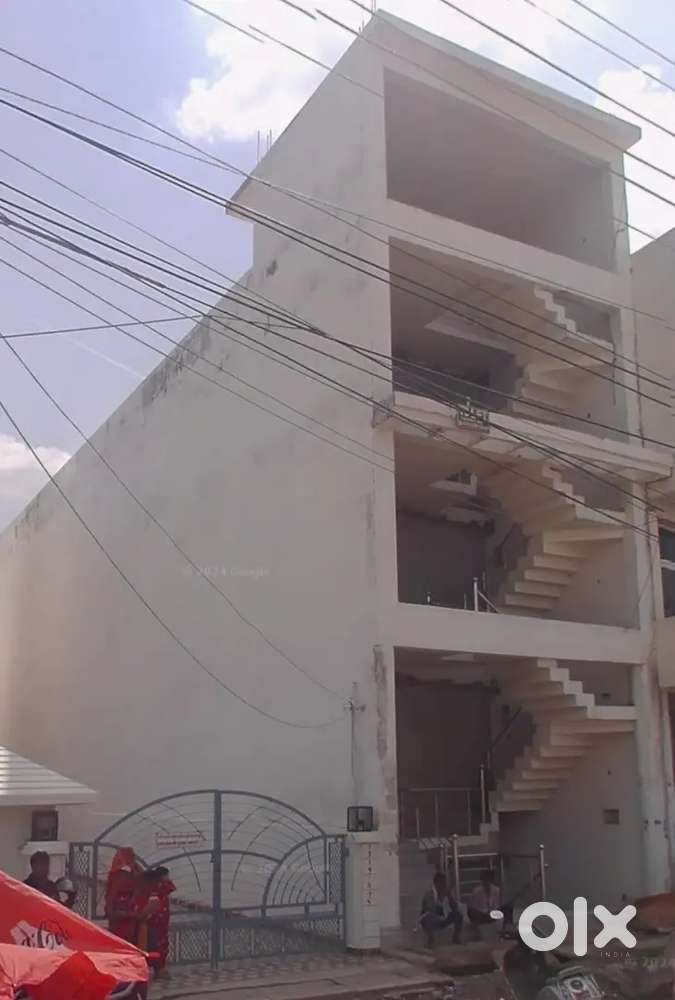 Commercial showroom on rent at prominent location