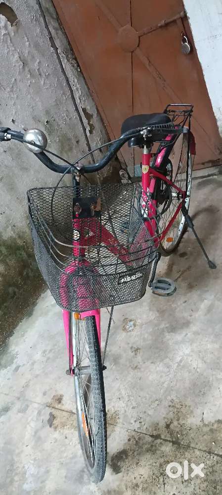 Pink lady cycle with basket - Good condition