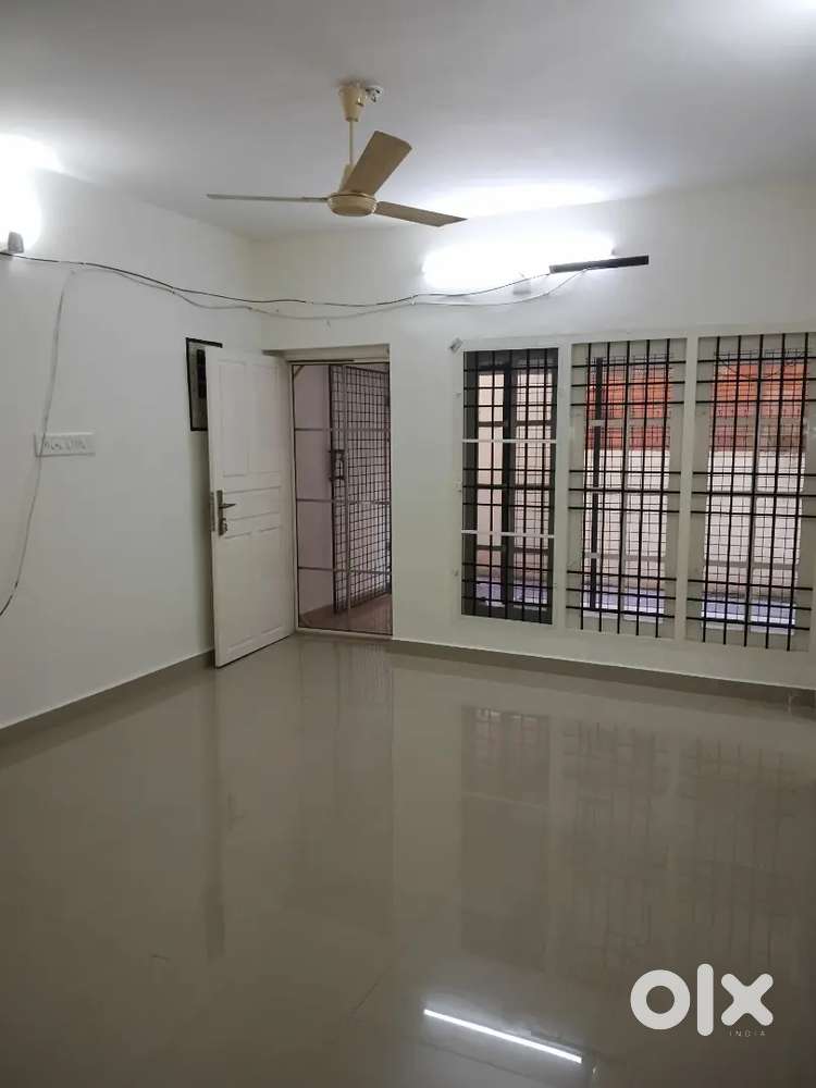 2bhk 1floor vyttla janatha road 15000rs family car parking