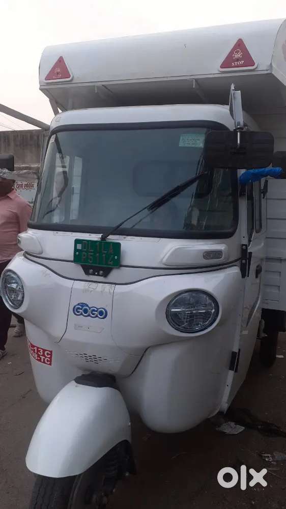 Bajaj loading e three wheeler