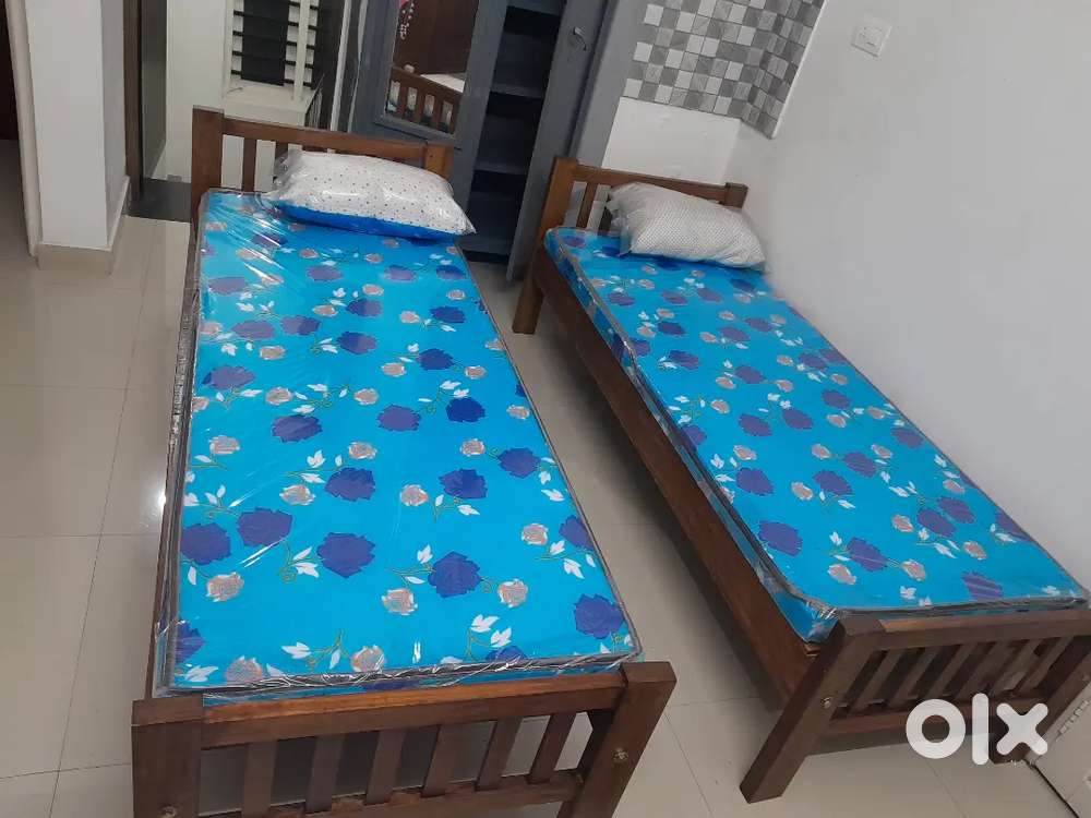 Pg for ladies with homly food near vyttila hub