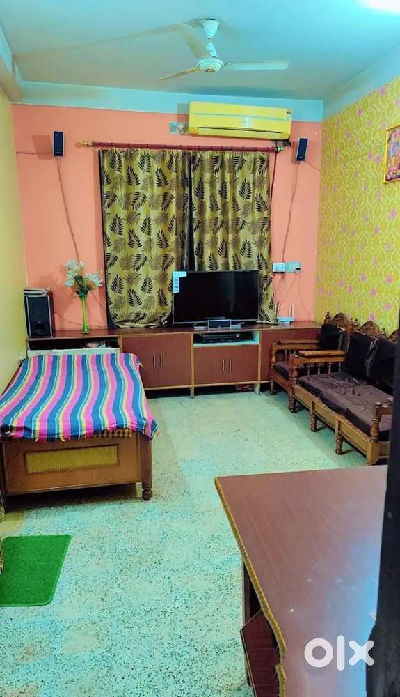 I am selling well maintained flat in very good colony near Durgakund