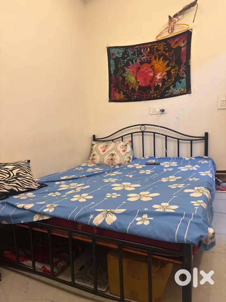 Queen Size Bed in chhatarpur