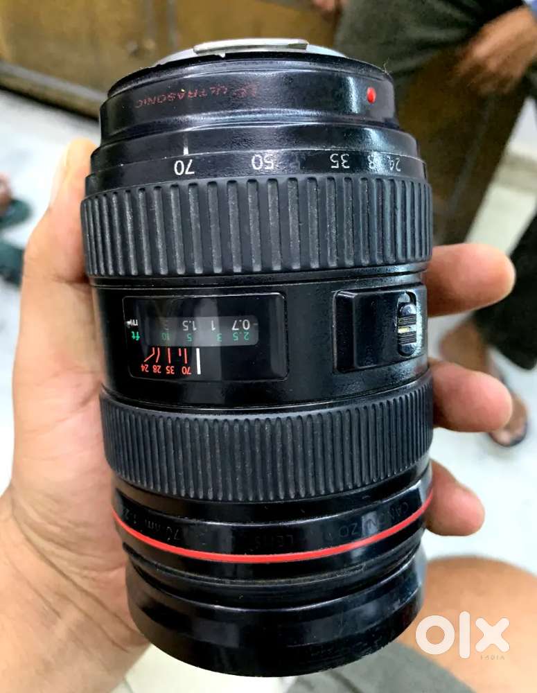 Canon 5D mark iii with 24-70mm 2:8 aperture