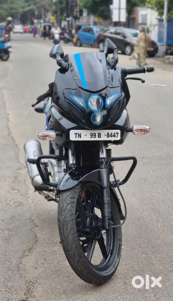 Bajaj pulsar 220 f 2015 model black low km low usage exelent conditi