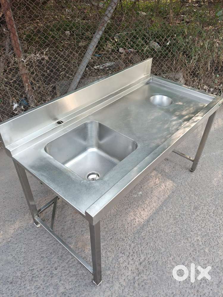 Stainless steel sink with cutting table