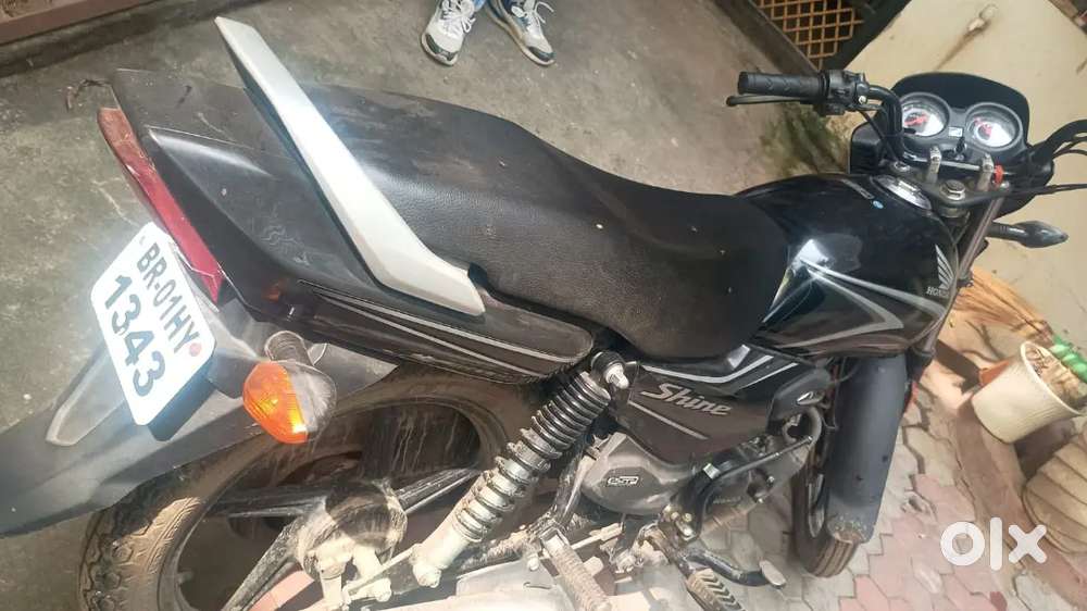 Bank sa khicha hua bike hai