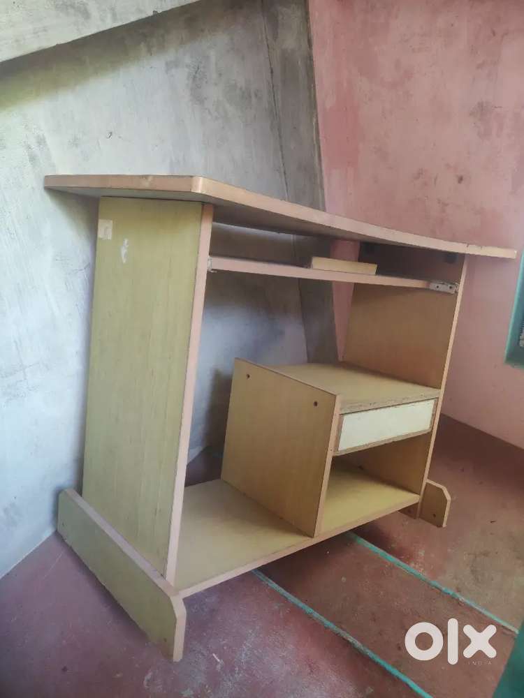 Computer table