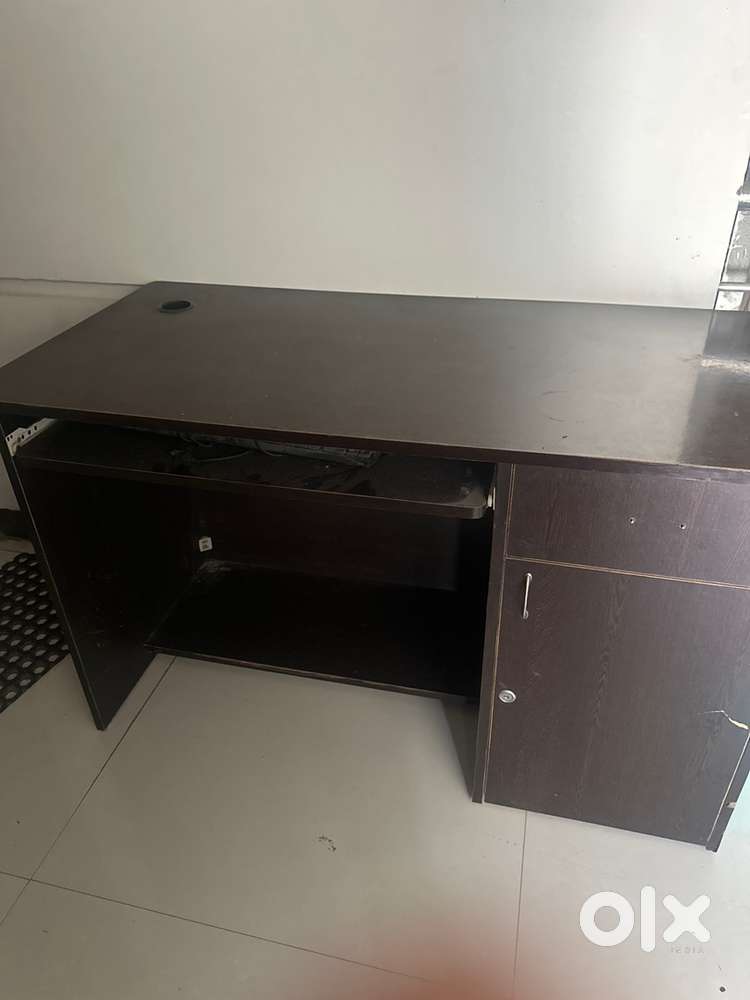 Table / computer table