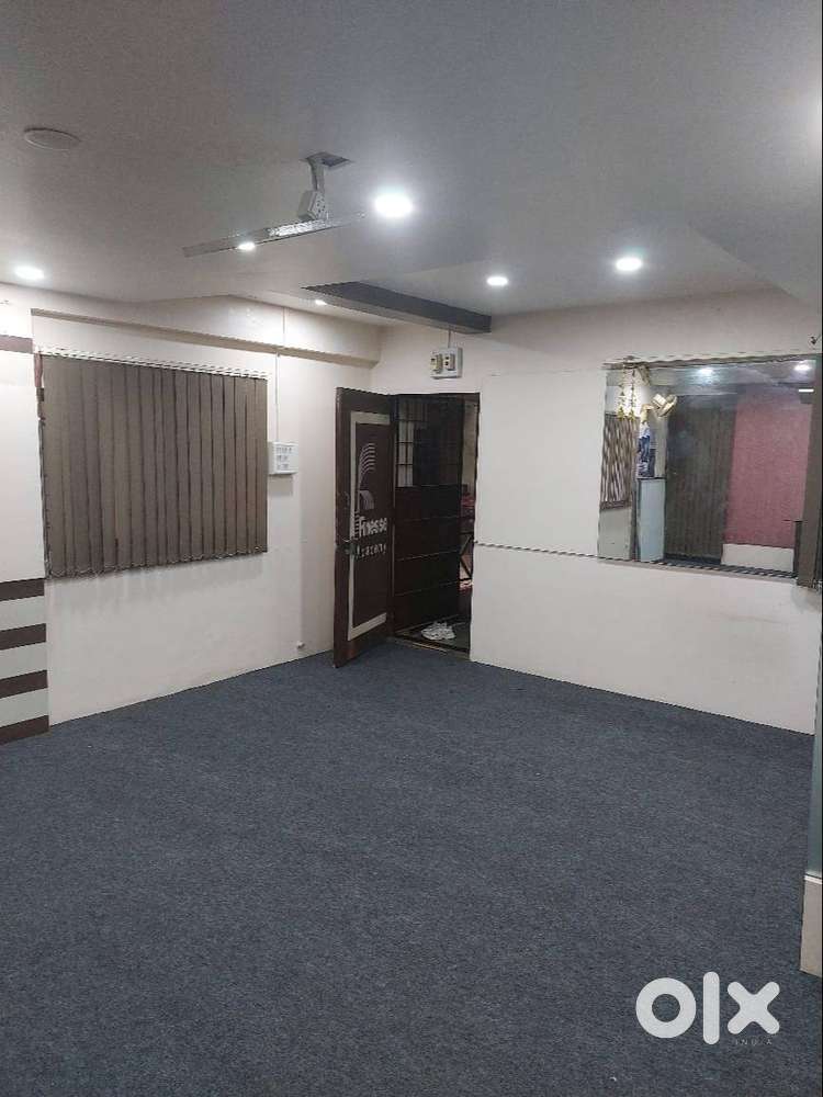 Prime Office Space in Busy Market Lift Access, Ideal for Professionals