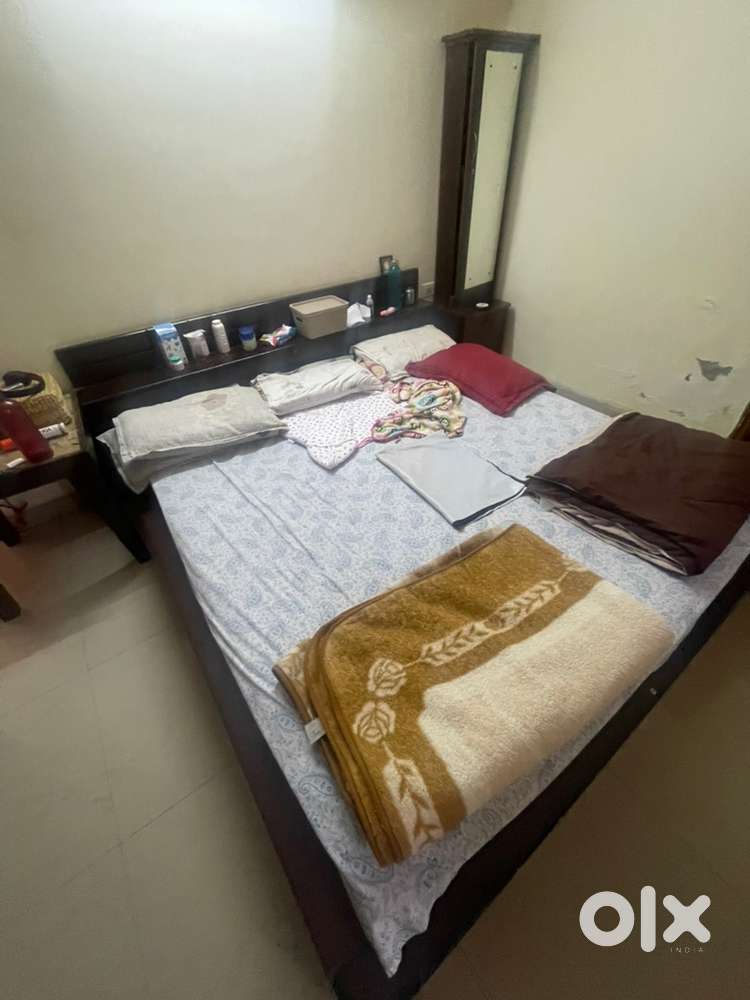 Kingsize Cot with Matteess