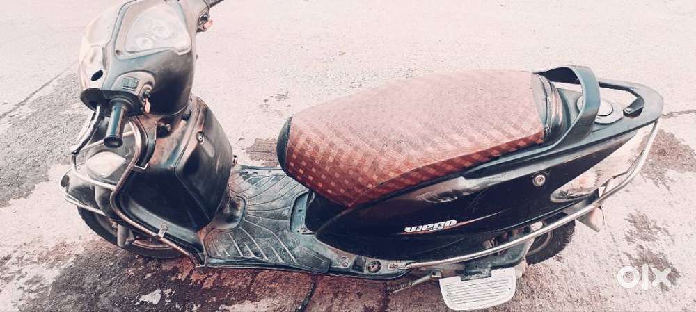 One handed scooter use by women