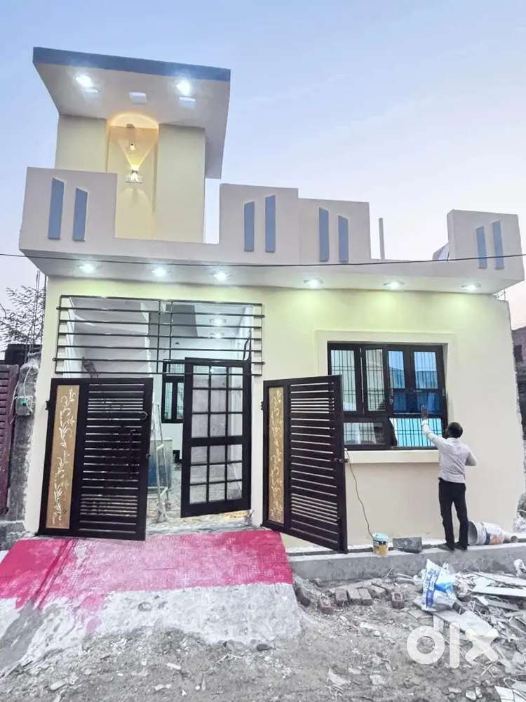 पश्चिम दिशा में मकान बिकाऊ सवीना थाना से 2 किलोमीटर की दूरी पर