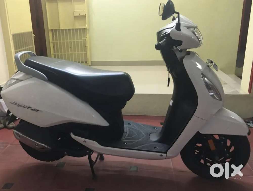 TVS JUPITER WHITE