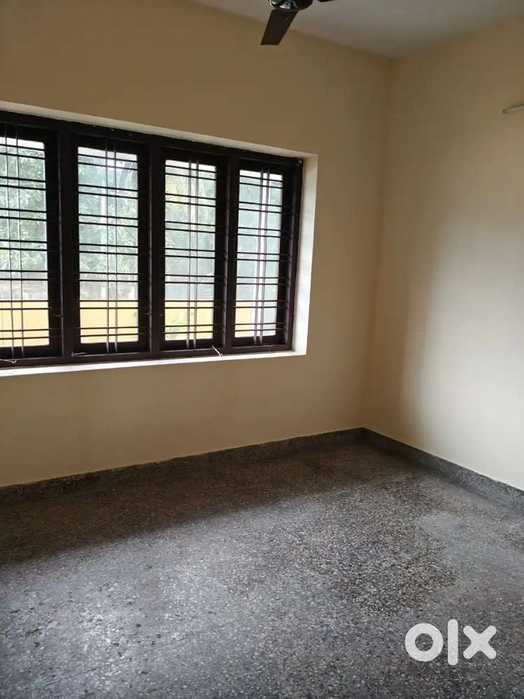 2 bedroom house on main road with car parking