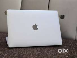 Apple Macbook Pro i7 16GB Ram 256gb Apple SSD 2018 Manufacturing