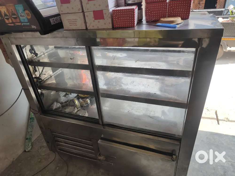 Cake display counter