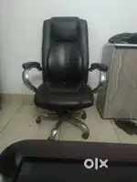 Comfortable Office Chair with Armrests & Wheels – Good Condition