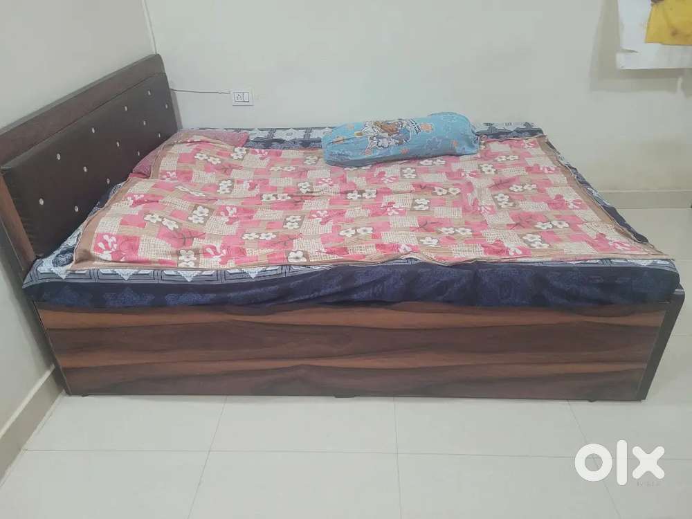 Bed with dhiwan