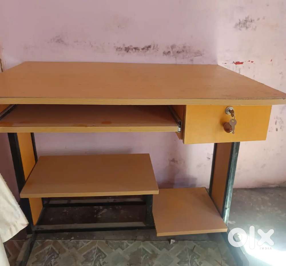 Computer table