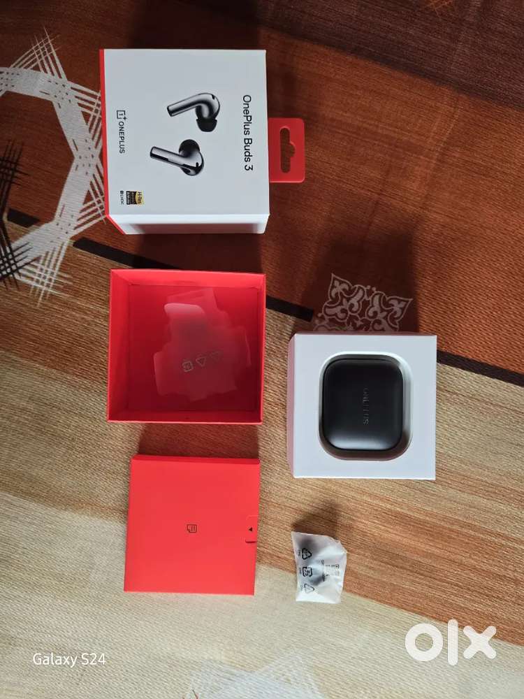 Oneplus buds 3 black colour under warranty great condition