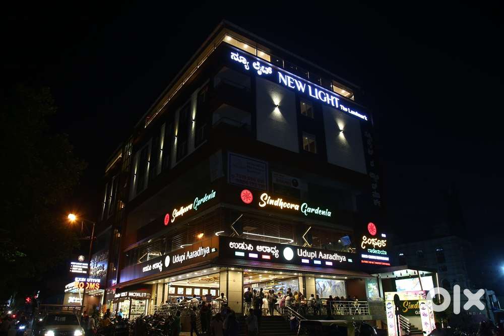 I want captain & waiters male and female both