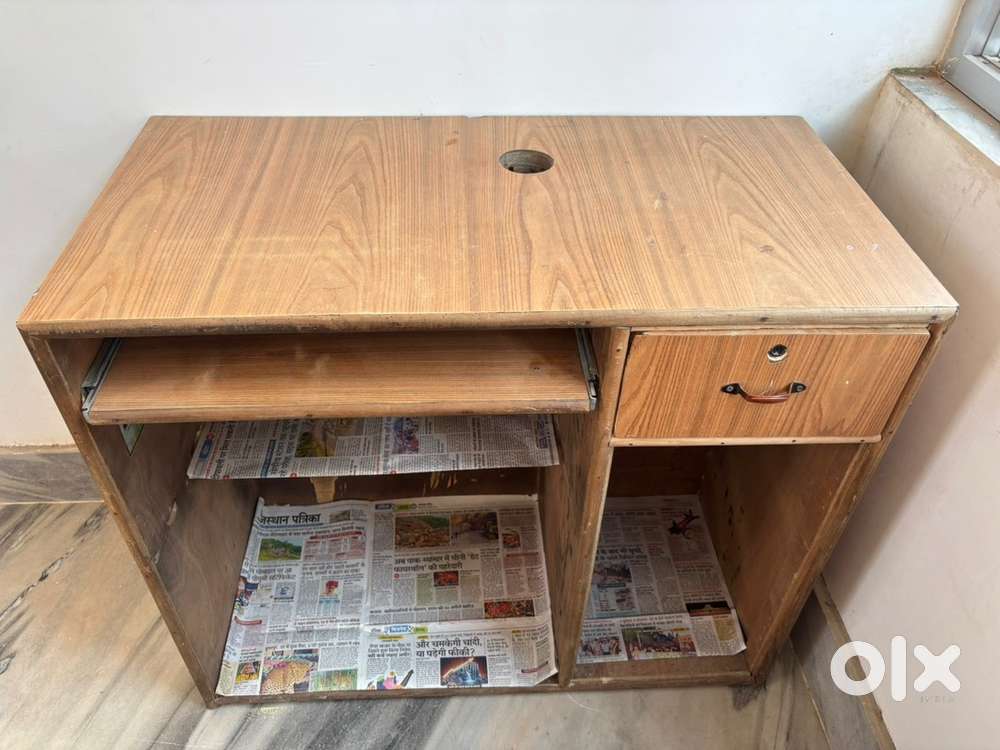 Desk table
