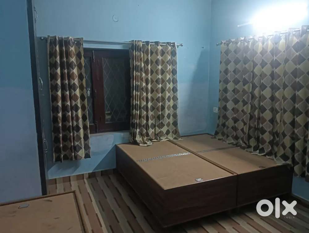 Single independent room available