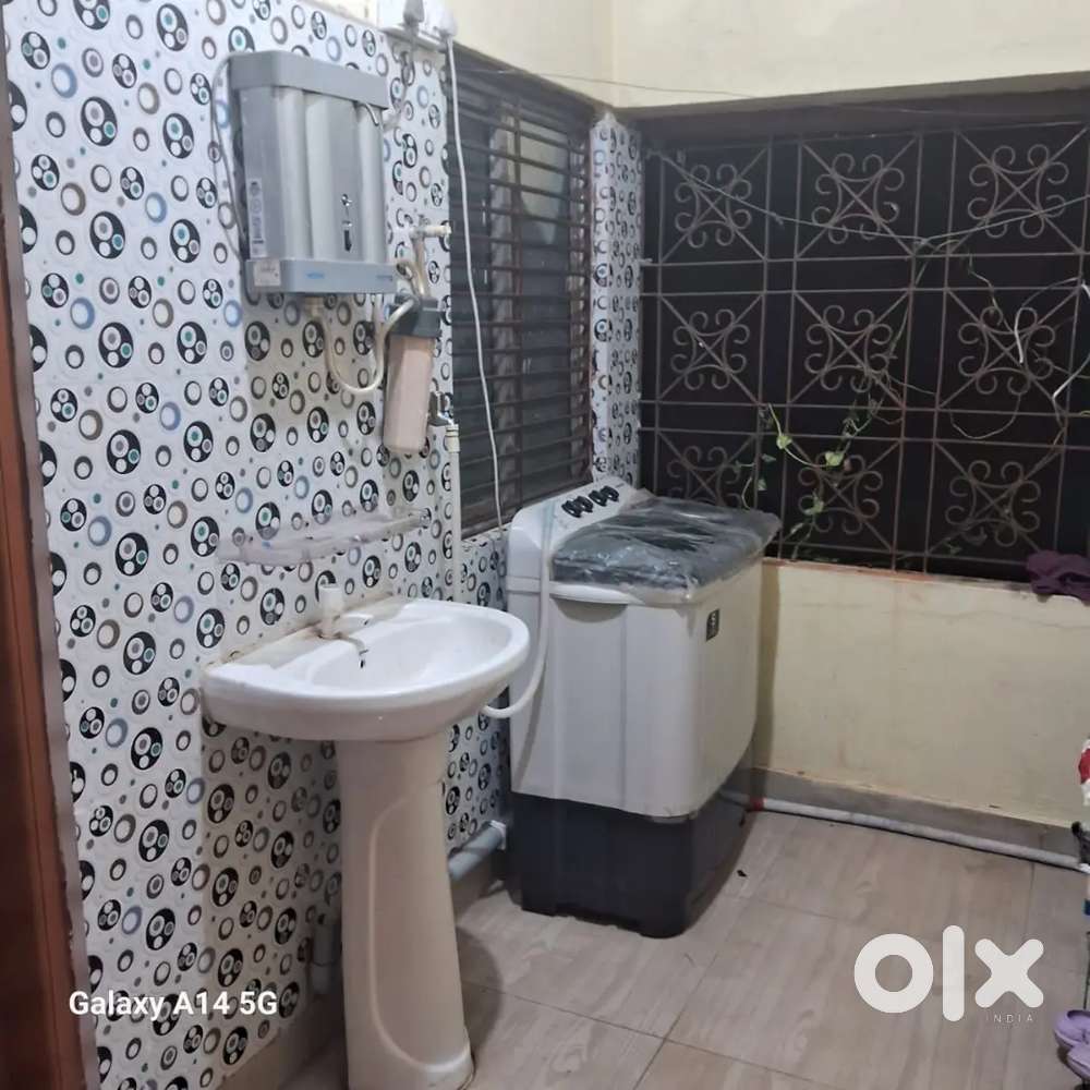 Girls hostel 2&3&4 sited bed avilable Nicopark square