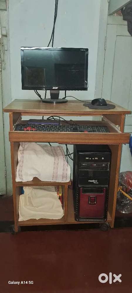 Computer set with table (should be repairable)