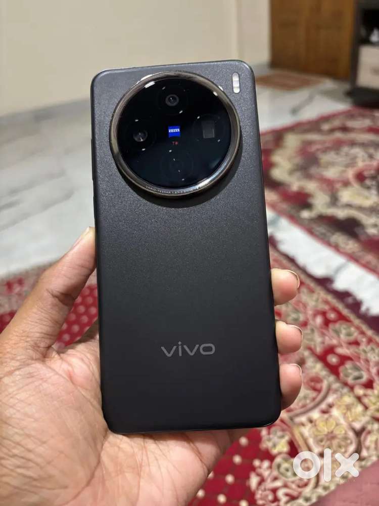 Brand new condition Vivo x200 for sale in warranty