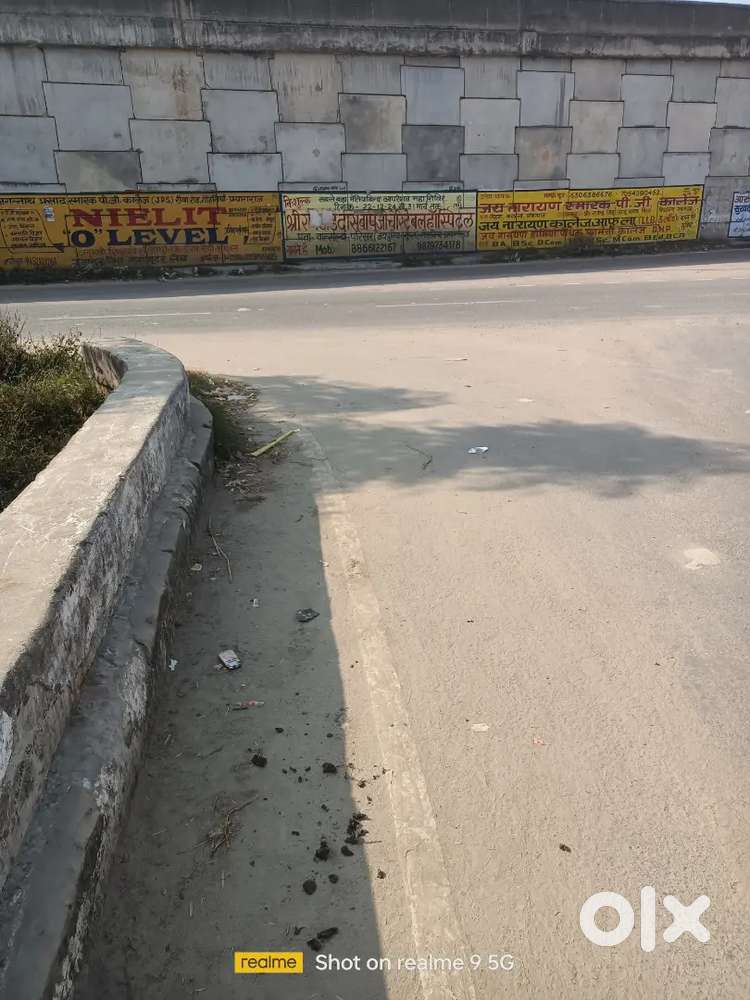 रीवा रोड पर प्लॉट हैं जो गौहानिया मार्केट में है 2.50 लाख का फिट