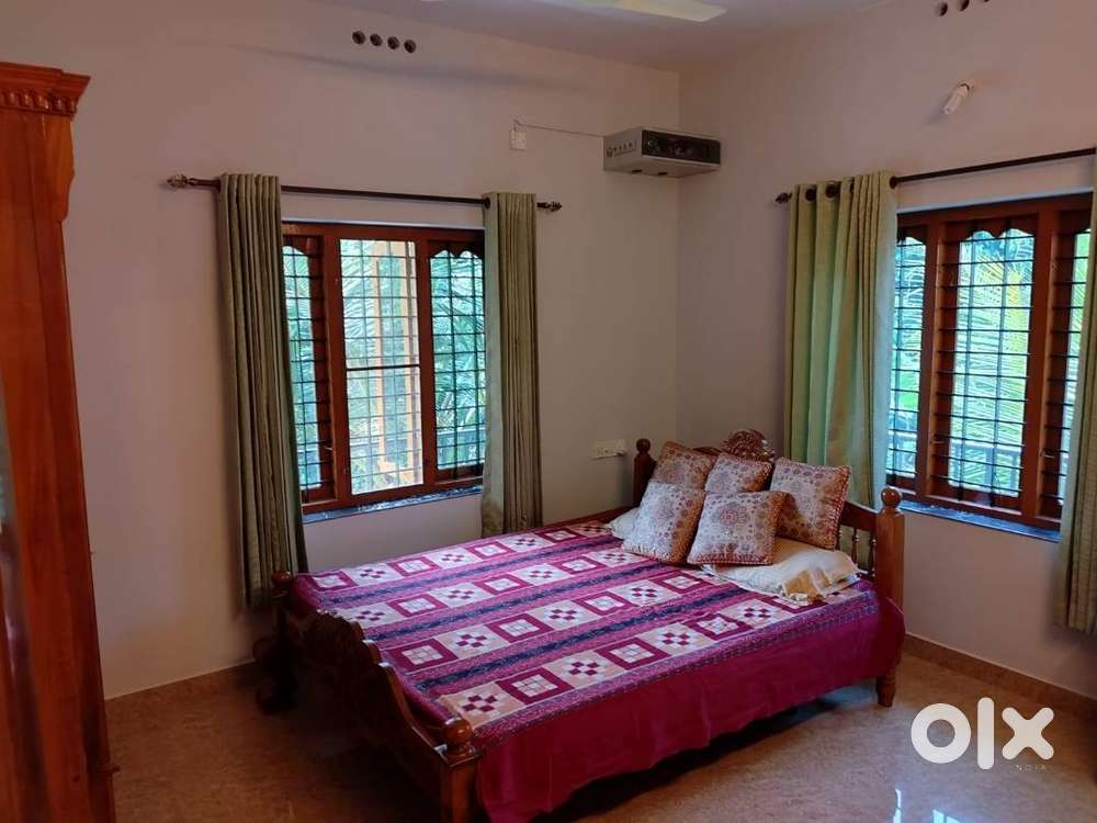 HOUSE FOR SALE IN KUMBANAD