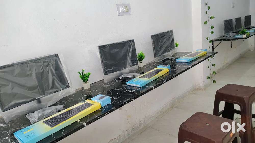 FEMALE COMPUTER TEACHER