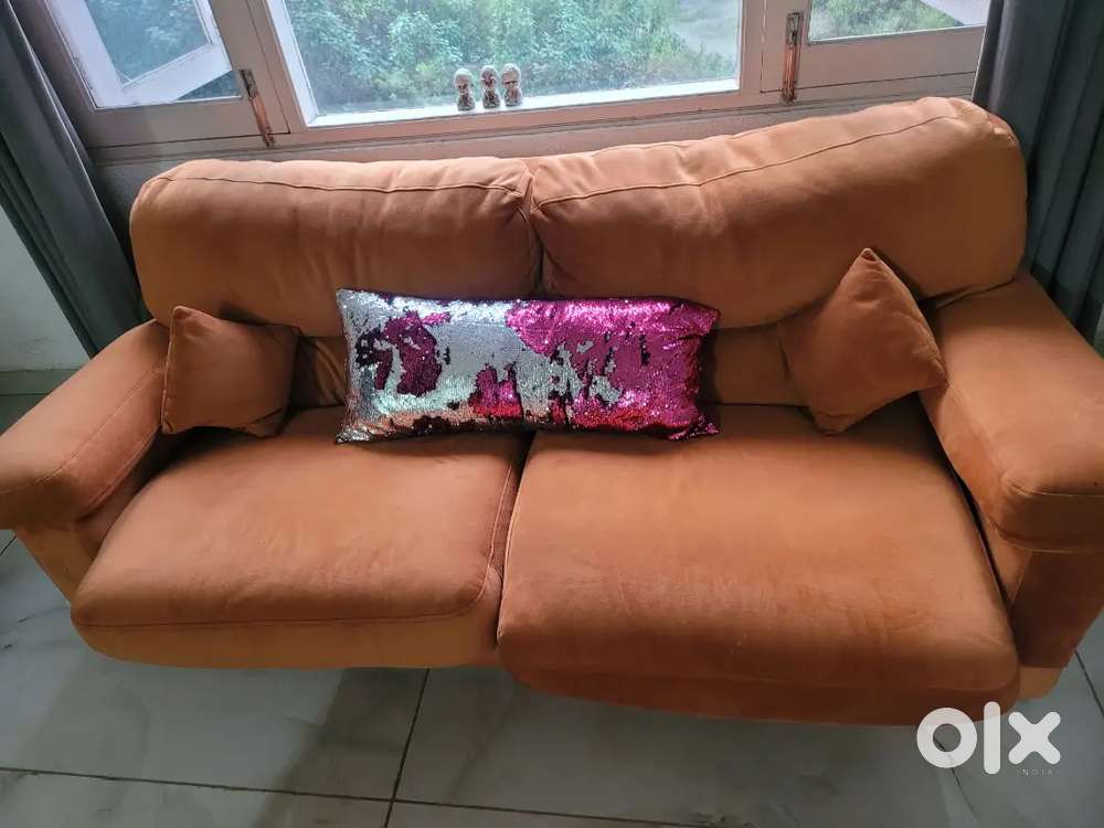 Sofa set and center table