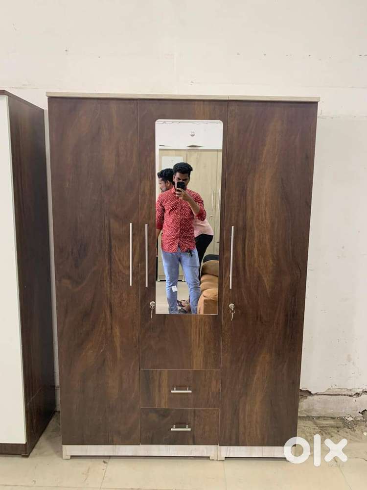 STYLISH 3 DOOR WARDROBE WITH MIDDLE MIROR AVAILABLE TO SELL IN VARIETY