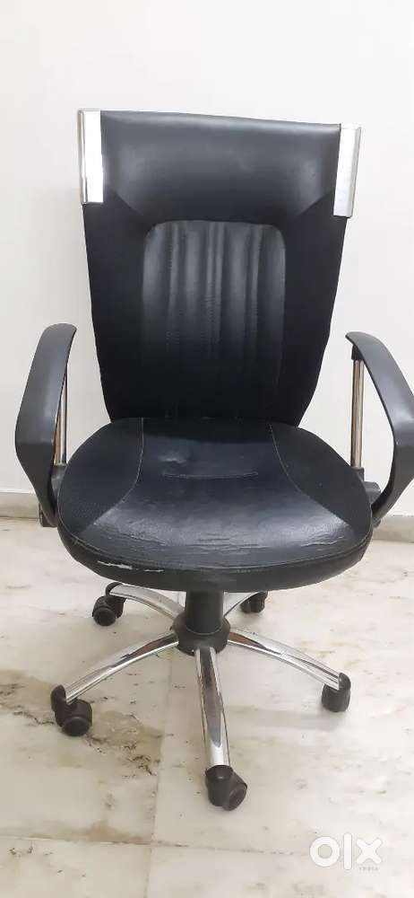 OFFICE CHAIR/ COMPUTER/ STUDY
