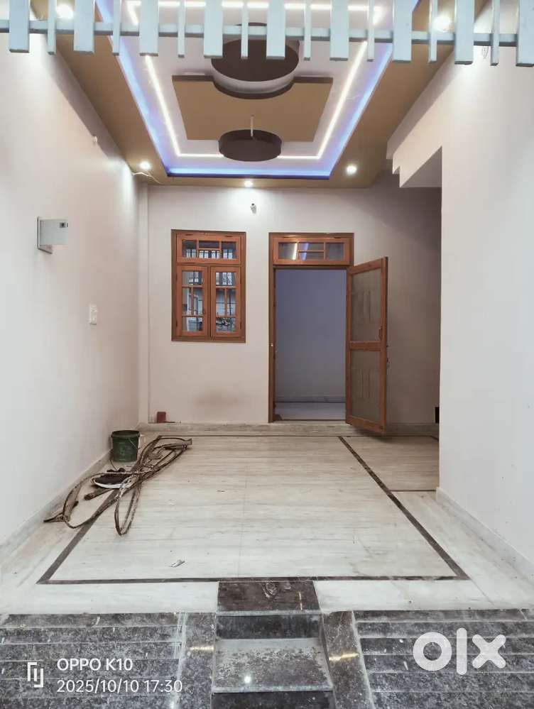 930 एरिया में बना डेढ़ मंजिल का तुरंत रहने योग्य हाइवे से बेहद कम दूरी
